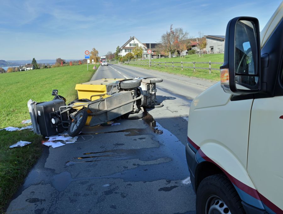 Der Fahrer des Kleinmotorrads wurde bei der Kollision verletzt.