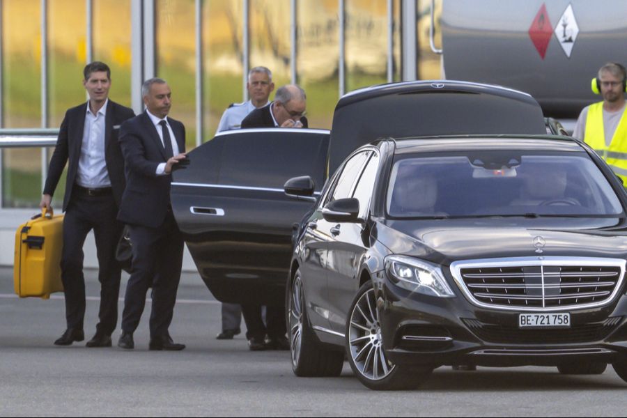 Kurz nach der Landung stieg Wirtschaftsminister Guy Parmelin in eine Limousine ein.