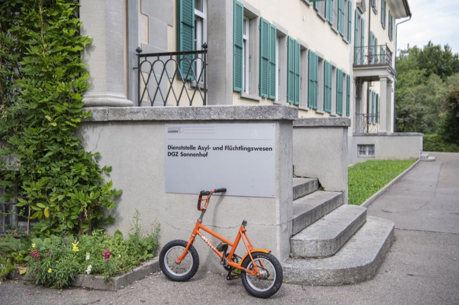 Mit dem geplanten Gesetzespaket soll die Schwelle für Ausschaffungshaft gesenkt, die Haft-Dauer verlängert und die Verhängung der Anwesenheitspflicht in zugewiesenen Unterkünften erleichtert werden. (Symbolbild)