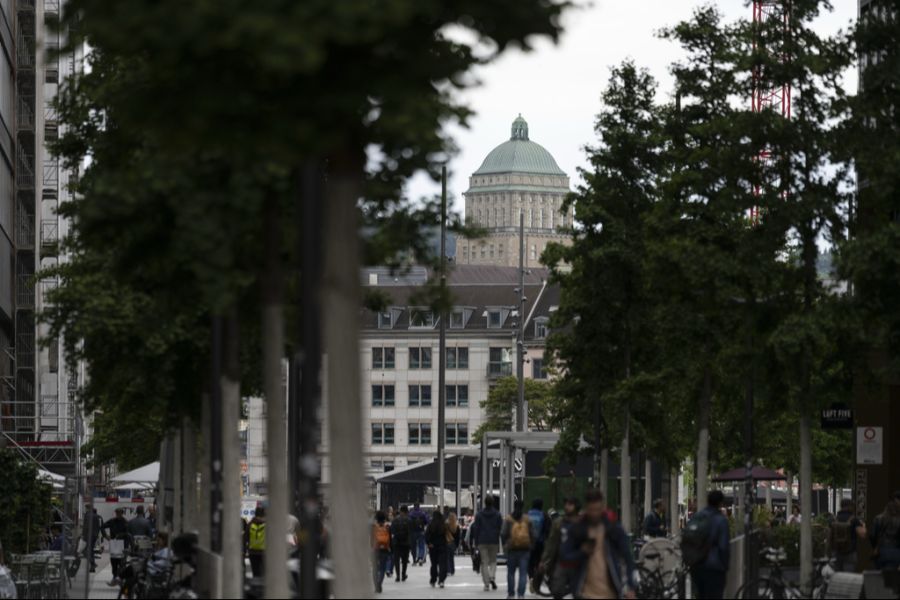 Obwohl die Studierenden ihn sehnlichst erwarten, gibt es einen Monat nach der Ankündigung noch keinen Termin für eine Debatte.