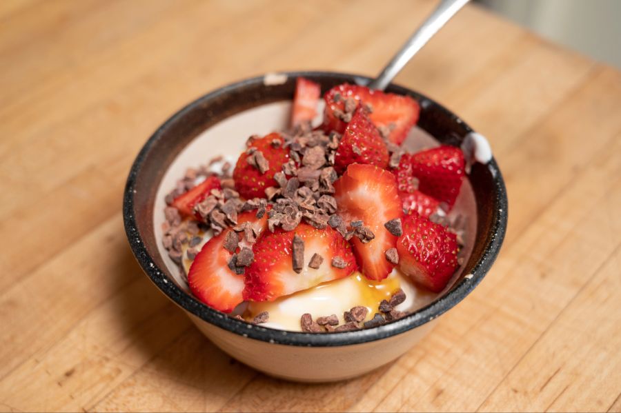 Müsli mit Erdbeeren und Kakaonibs