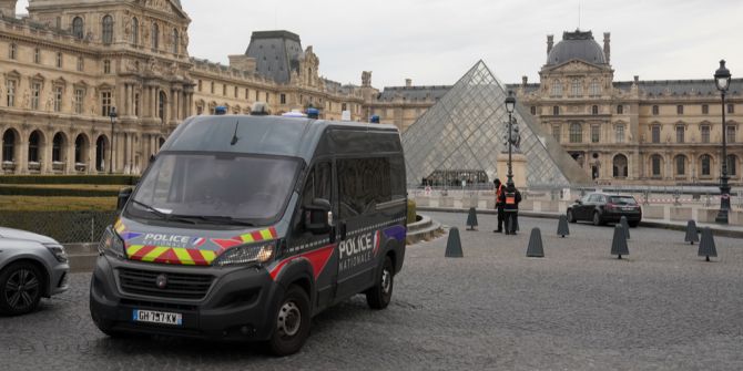 Polizei vor Louvre