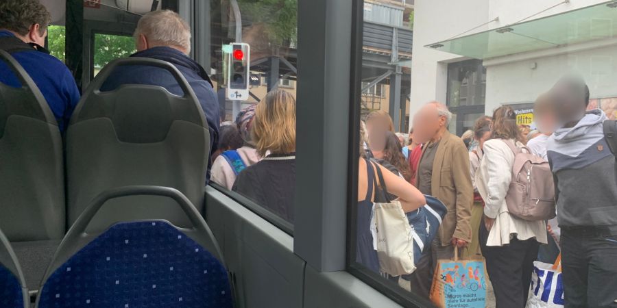 Viele Pendler hatten keinen Platz im Ersatzbus und müssen sich weiter gedulden.