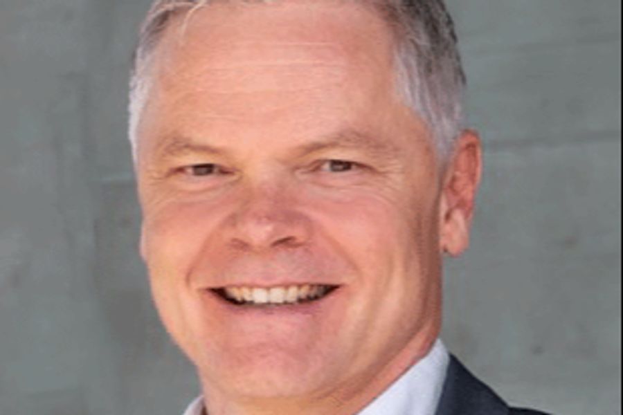 In einem Interview mit der «NZZ» erklärt der selbständige Berater Beat Jakob, warum Banker oft schwer vermittelbar sind.