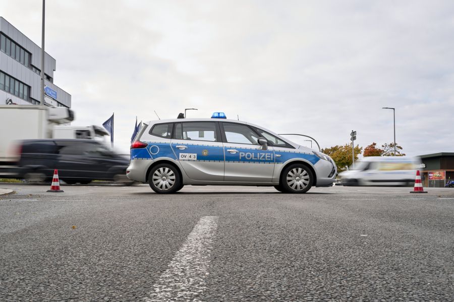 Die Mutter holte ihn ein und konnte das Kind mithilfe von Passanten zurücknehmen. Der Mann wurde festgenommen. (Symbolbild)