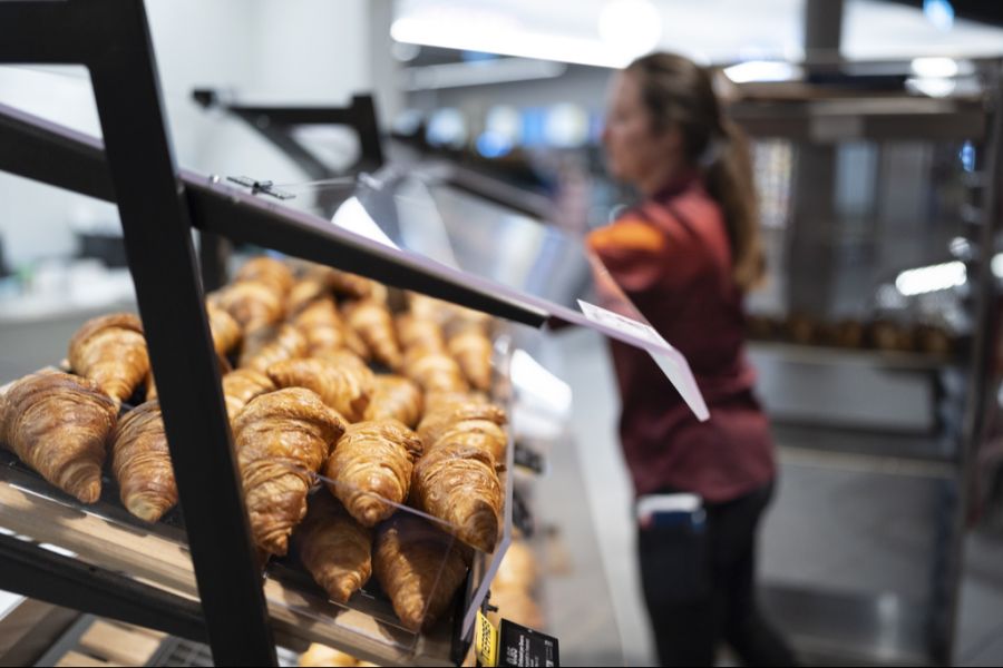 Die Lohnerhöhung der Migros von 0,3 bis 0,4 Prozent decke nur knapp die laufende Teuerung gemäss Landesindex der Konsumentenpreise.