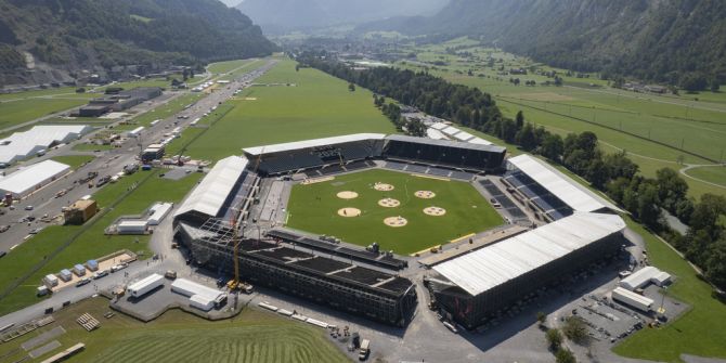 Windböen reissen Teil des Dachs der Esaf-Tribüne weg