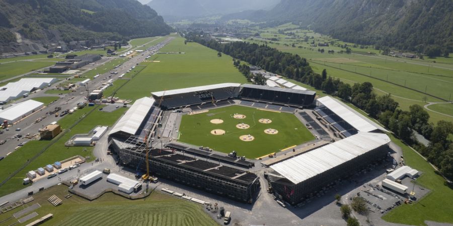 Windböen reissen Teil des Dachs der Esaf-Tribüne weg
