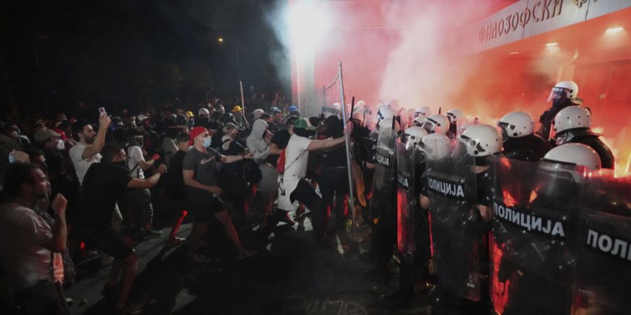 Serbien Ausschreitungen Proteste Polizei
