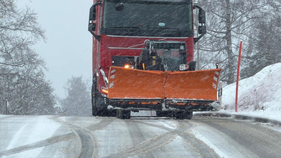 Der Winterdienst ist mittlerweile auch vor Ort.