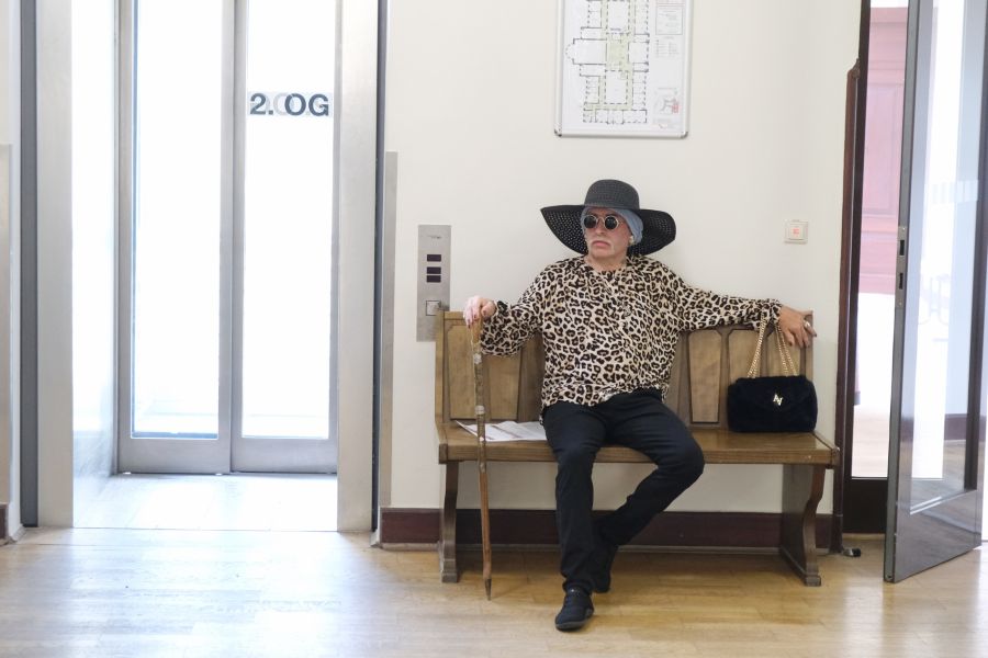 Das Gericht gestand ihm zu, die Haft in einem Frauengefängnis abzusitzen. Doch kurz vor Antritt der Strafe tauchte er unter.