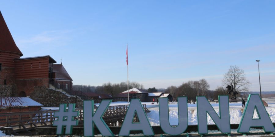 ARCHIV - In großen Buchstaben steht der Schriftzug «Kaunas» vor der Burg. Foto: Alexander Welscher/dpa/Symbolbild