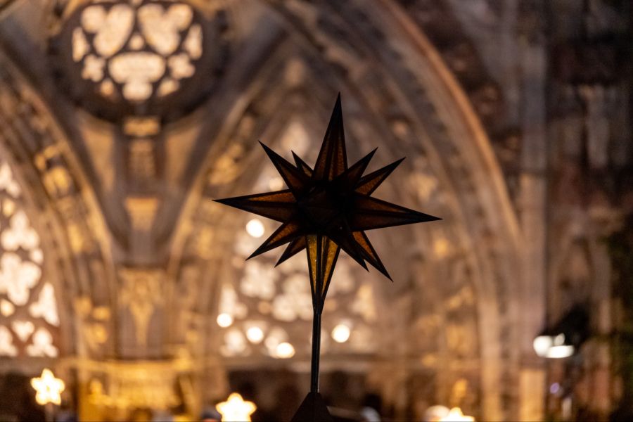 Anschliessend werden gemeinsam Weihnachtslieder gesungen und gefeiert. (Symbolbild)