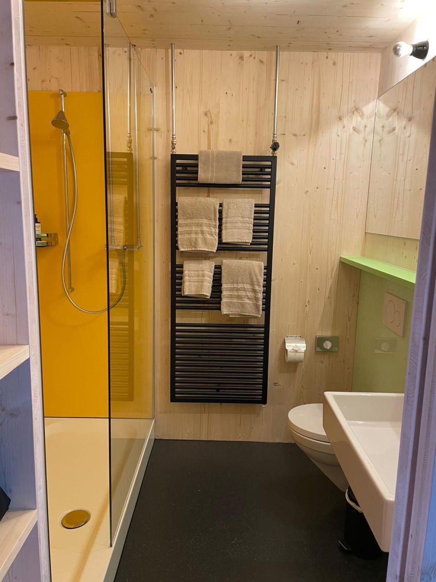 Blick in das Badezimmer des «Momentum – die Lauchernalp Lodge».