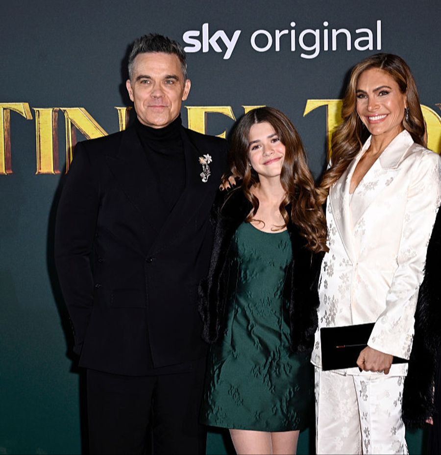 Beispielsweise wurde sie gefragt, ob sie die Musik ihres Vaters oder Taylor Swifts bevorzuge.