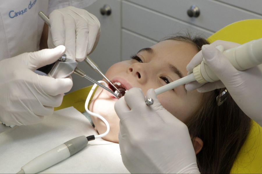 Ein Vater ist «schockiert» als er die neue Prämie für die Zahnversicherung seiner zehnjährigen Tochter sieht. Die Prämie steigt plötzlich um 134 Prozent! (Symbolbild)