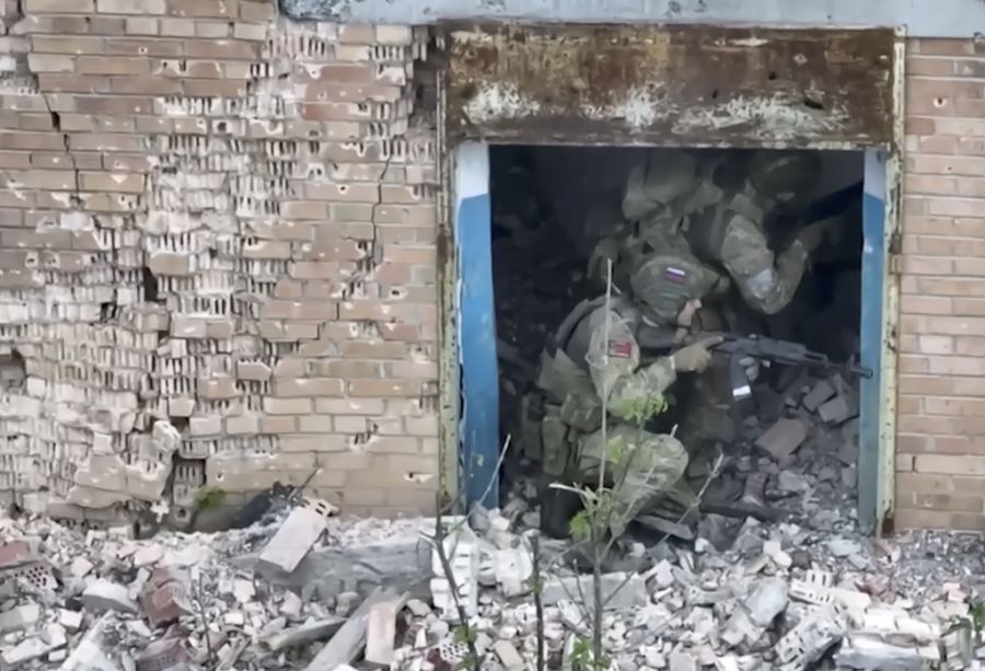 Die Ausweise habe er nicht einsammeln dürfen, da Moskau den Familien der Gefallenen die versprochene Entschädigung nicht bezahlen wolle.