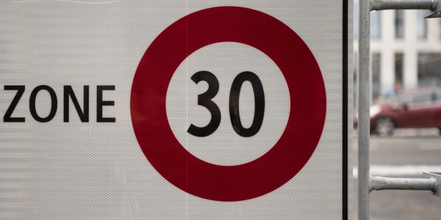 In der 30er-Zone an der Dorfstrasse in Reiden sind Verkehrsteilnehmende gemäss der Luzerner Polizei häufig zu schnell unterwegs. (Symbolbild)
