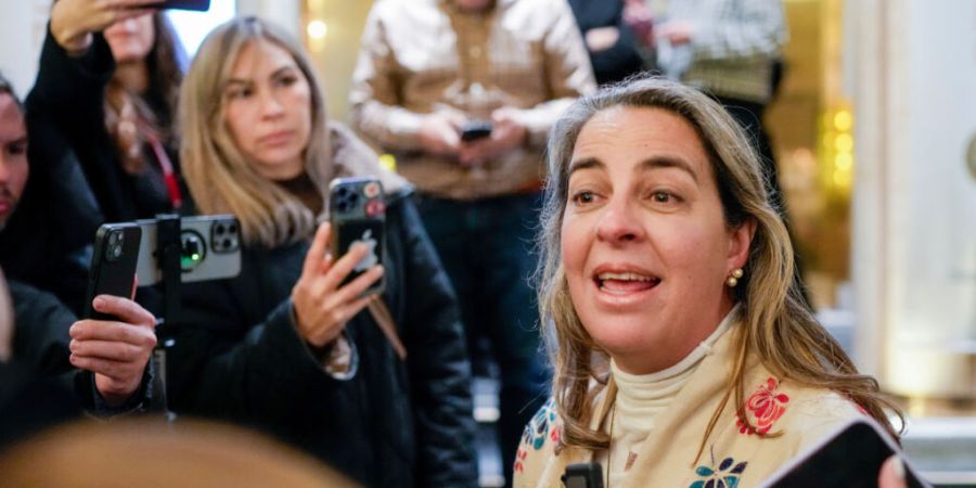 Magalli Meda (r), ein Mitarbeiter der venezolanischen Oppositionsführerin und Nobelpreisträgerin Machado, spricht im Grand Hotel mit Journalisten. Foto: Cornelius Poppe/NTB Scanpix/AP/dpa