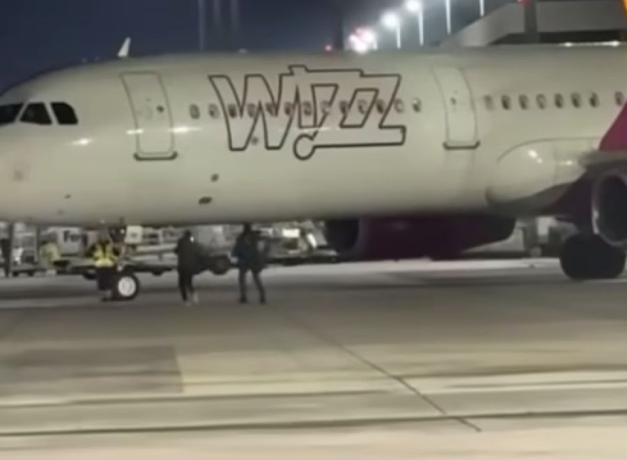 Sie winken dem Pilot zu, er möge bitte warten.