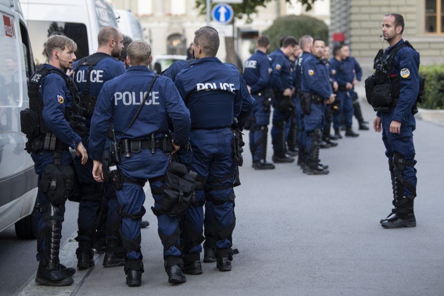 Trotz zahlreicher Polizisten vor Ort, wurde dem Passanten geraten, er solle den Taschendieb über 117 melden. (Symbolbild)