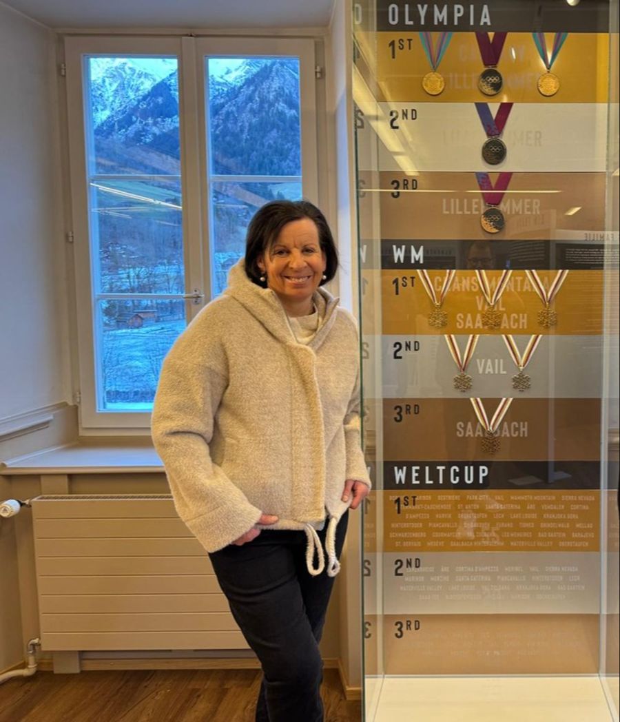 Vreni Schneider neben der Vitrine mit ihren Medaillen aus Grossanlässen.