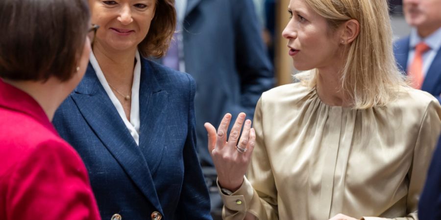 ARCHIV - Kaja Kallas (r), EU-Außenbeauftragte, spricht mit der slowenischen Außenministerin Tanja Fajon (M) und der schwedischen Außenministerin Maria Malmer Stenergard bei ihrer Ank...