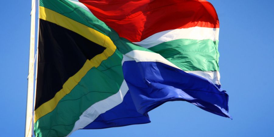 ARCHIV - Eine südafrikanische Flagge. Foto: Steffen Trumpf/dpa/Archivbild