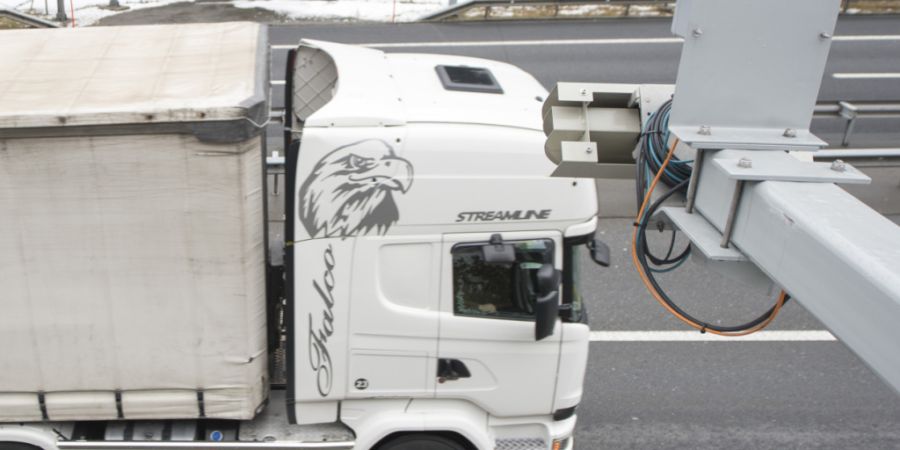 Eine Wärmekamera misst in Göschenen die Temperatur von Lastwagen, die in den Gotthardtunnel einfahren wollen. (Archivaufnahme)