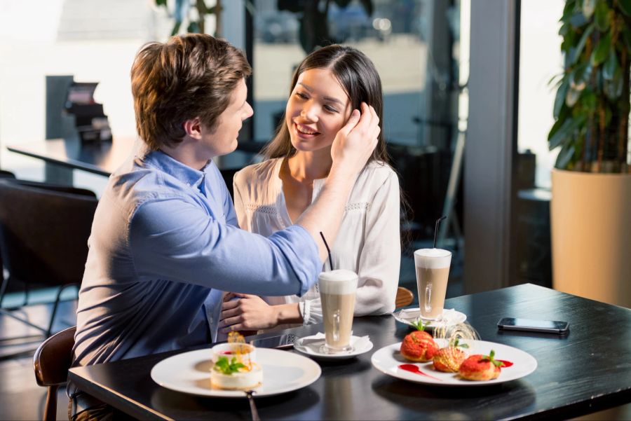 paar, flirtet in café