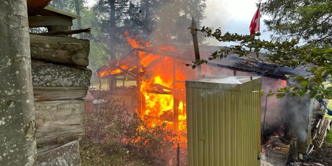 Brand in Jagdhütte.