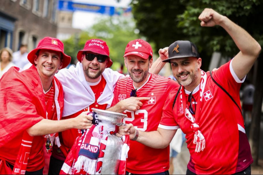 Die Vorfreude ist gross: Einige Nati-Fans haben sogar einen EM-Pokal dabei.