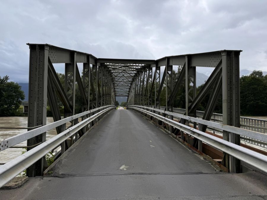 In Vouvry ist die Brücke über die Rhone gesperrt. Man erwartet einen markanten Anstieg des Pegels.