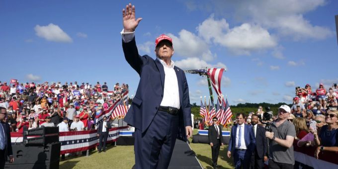 Donald Trump scheint aktuell die besseren Karten als Joe Biden zu haben. Trump winkt an Wahlkampfveranstaltung