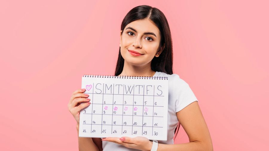 Junge Frau mit Periodenkalendar