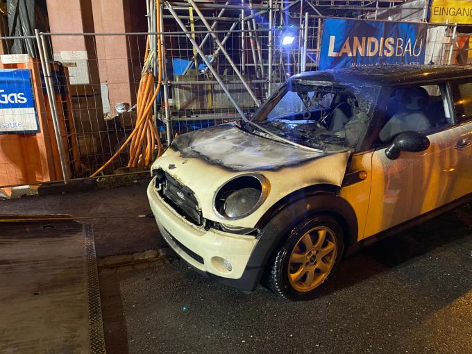 Fahrzeugbrand in Rotkreuz. Fahrzeugbrand in Rotkreuz.