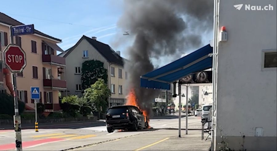 Der Fahrer konnte glücklicherweise rechtzeitig aussteigen und sich in Sicherheit bringen.