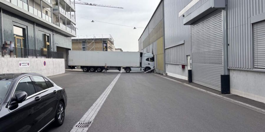 Ein Lastwagen ist in Uzwil SG in die Wand einer Lagerhalle gefahren. Es entstand erheblicher Sachschaden.