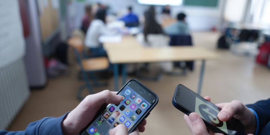In den Klassenzimmern der Nidwaldner Volksschulen sind Smartphones nur in Notfällen oder zu Unterrichtszwecken erlaubt. (Symbolbild)