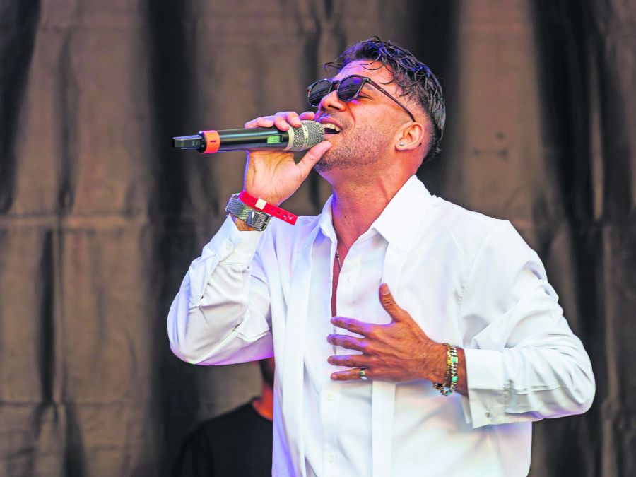 Der dominikanische Sänger JHay Onex begeistert auf der Hauptbühne mit gefühlvoller Bachata und modernen Latin-Sounds.
