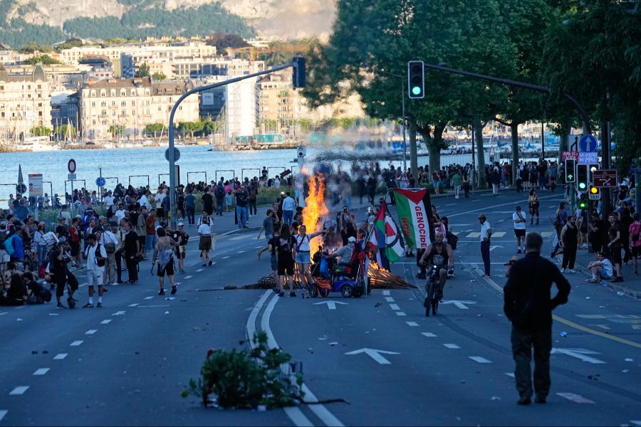 In einer Grossdemonstration gegen den G7-Gipfel kam es zu Ausschreitungen, das Sicherheitsaufgebot war enorm.