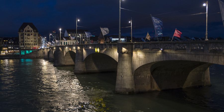 Die Täter forderten das Opfer auf der Mittleren Brücke in Basel auf, sein Portemonnaie und sein Handy herauszugeben. (Archivbild)