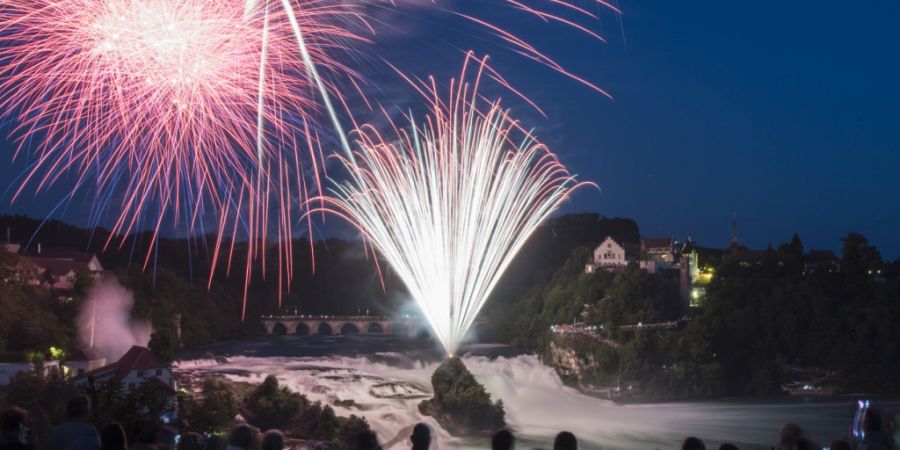Fällt dieses Jahr aus: Das Rheinfall-Feuerwerk «Fire on the rocks» am Vorabend des Nationalfeiertags kann wegen der Trockenheit nicht stattfinden. (Archivbild)