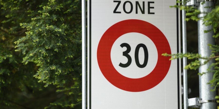 Nun müssen die Stimmberechtigten entscheiden, ob es im Kanton St. Gallen ein faktisches Verbot von neuen Tempo-30-Zonen auf verkehrsintensiven Strassen geben wird. (Archivbild)