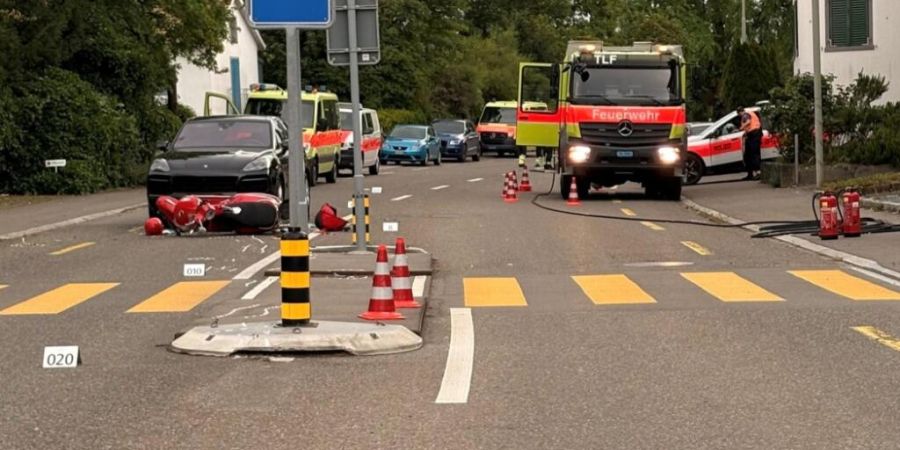 So präsentierte sich die Unfallstelle nach der Kollision der Rollerfahrerin mit der Mittelinsel.