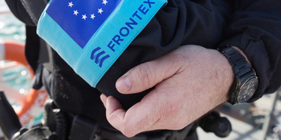 ARCHIV - Ein Polizist der EU-Grenzschutzagentur Frontex steht im Hafen der Insel Samos auf dem Vordeck eines Streifenboots vor einer Erkundungsfahrt. Foto: Christian Charisius/dpa