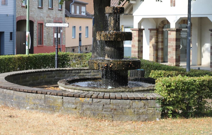 Grund: Zuletzt seien während der anhaltenden Trockenheit hohe Mengen an Wasser abgezwackt worden von den öffentlichen Brunnen. (Symbolbild)
