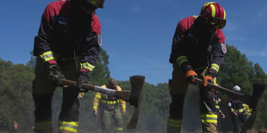Einsatzkräfte verschiedener Feuerwehren aus Nordrhein-Westfalen unterstützen die Brandbekämpfung im Waldbrandgebiet im Biosphärenreservat Los Ancares Leoneses. Foto: Sven Kaeuler/dpa