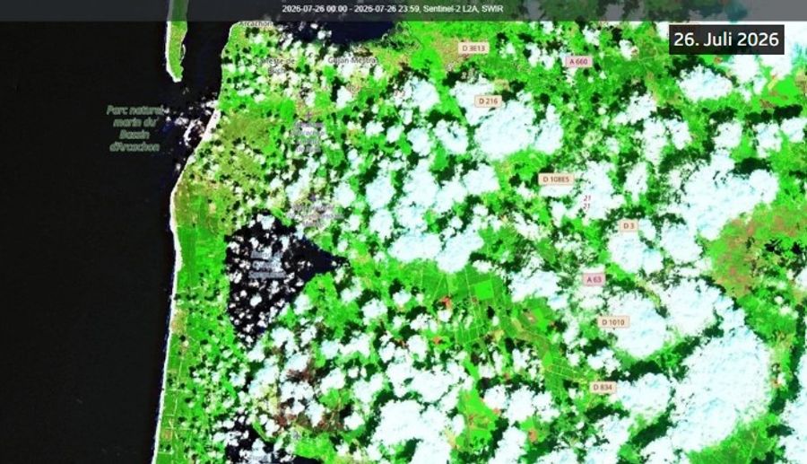 ...und ein Kurzwelleninfrafrot-Bild danach. Etwas versteckt unter den Wolken ist die verbrannte Fläche zwischen den beiden Seen braun/rötlich eingefärbt.