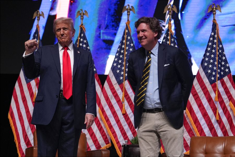 Carlsons Karriereweg ist eng mit dem US-Präsidenten verknüpft. Vor allem während Trumps erster Amtszeit profilierte sich der Fernsehjournalist als Star beim konservativen US-Sender Fox News.
